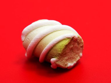 Marshmallow sırlı yığını. Çok zarif zephyr tatlı üzerinde beyaz izole kaplamalı