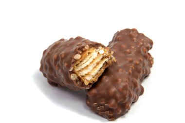 Beyaz üzerine izole çikolatalar.