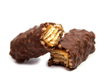 Beyaz üzerine izole çikolatalar.