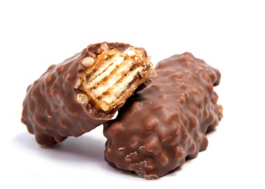 Beyaz üzerine izole çikolatalar.