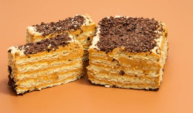 Bisküvi İsviçre izole kahverengi üzerine rulo 