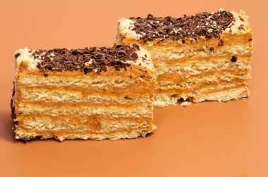 Bisküvi İsviçre izole kahverengi üzerine rulo 