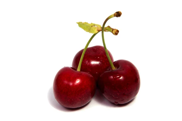 Fruta vermelha cereja no fundo branco — Fotografia de Stock