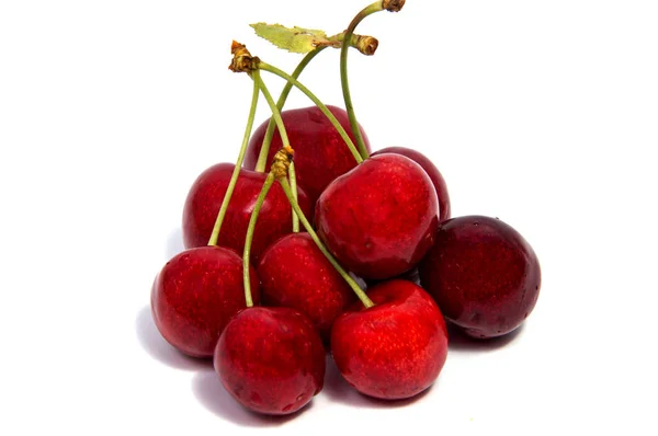 Cherry röda frukter på vit bakgrund — Stockfoto