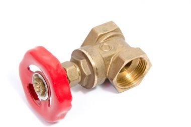 Musluk suyu ile tesisatçı. İzole beyaz 