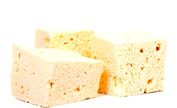 白い牛乳から新鮮な白いチーズをスライス — ストック写真