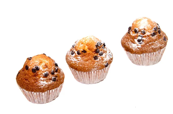 Chocolate Chip Muffin isoliert auf weißem Hintergrund. — Stockfoto