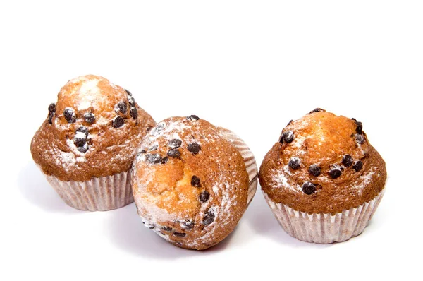 Muffin de viruta de chocolate aislado sobre fondo blanco. — Foto de Stock