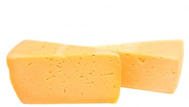 Beyaz arka plan kesme izole peynir blok.