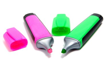 Beyaz arka plan üzerinde izole vurgulayıcı pen marker