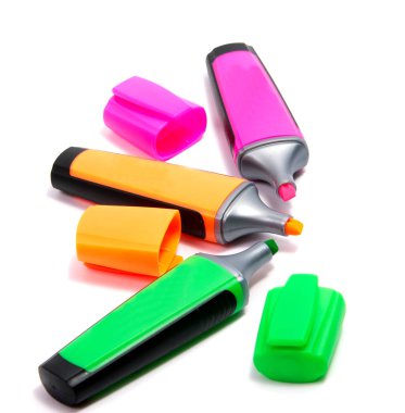 Beyaz arka plan üzerinde izole vurgulayıcı pen marker