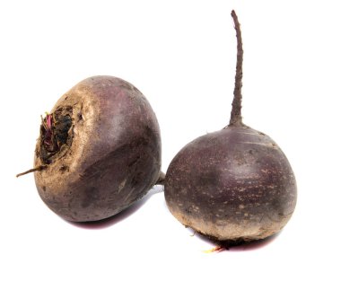 Taze pancar kökü beyaza izole edilmiş..