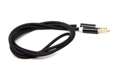 3.5 mm radyo sinyalleriyle iletilen kriko izole beyaz arka plan üzerinde siyah ses kablosuyla
