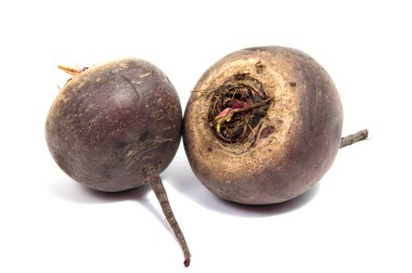 Taze pancar kökü beyaza izole edilmiş.