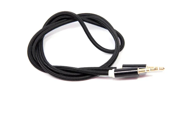 Câble son noir avec prise audio 3,5 mm isolé sur fond blanc — Photo