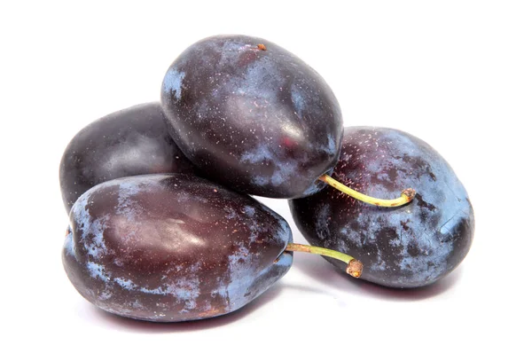 Prunes pruneaux pruneaux tranches fruits biologiques isolés sur un fond blanc — Photo