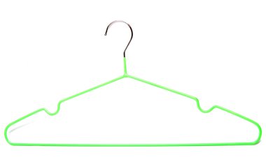 Beyaz arka plan üzerinde izole renkli elbise askıları