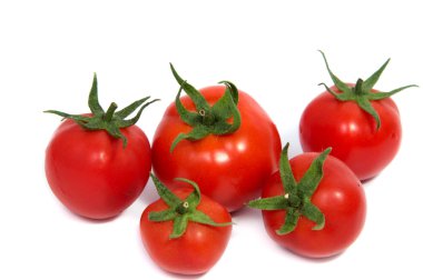 Beyaz arkaplanda izole kırmızı domatesler