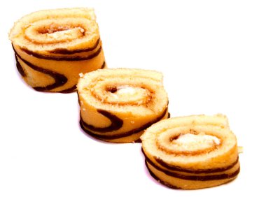 Bisküvi İsviçre rulo beyaz arka plan üzerinde izole