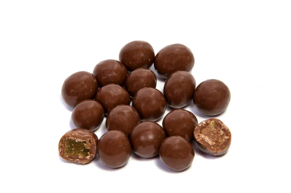 Amêndoas Esmalte Chocolate Fundo Branco — Fotografia de Stock