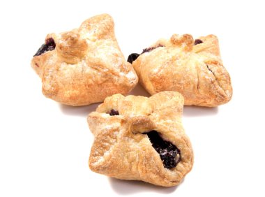 Beyaz arkaplanda küçük bisküviler . .