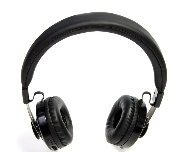 Beyaz arkaplanda kablosuz bluetooth kulaklık ya da kulaklık var..