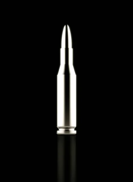 Close Up of Silver Rifle Round na superfície preta reflexiva — Fotografia de Stock