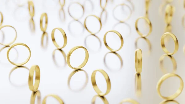 Dik altın düğün yüzük değişik bir yansıtıcı beyaz yüzey üzerinde döndürülmüş
