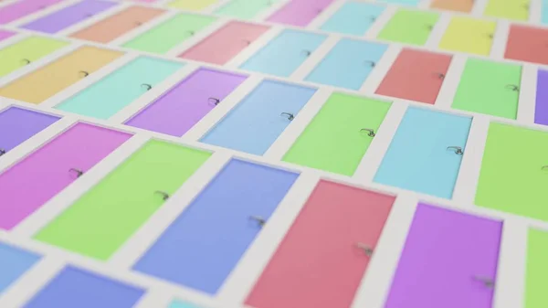 Katında canlı renkli aynı kapılar