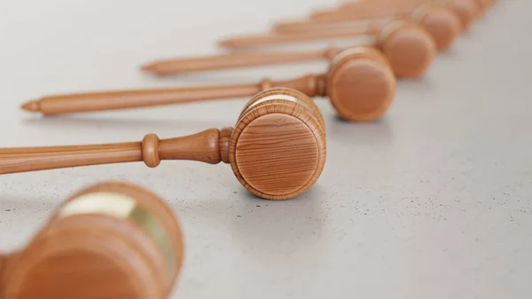 Bir ışık gri yüzeyi ahşap yargıç tokmakları doğrusal dizi