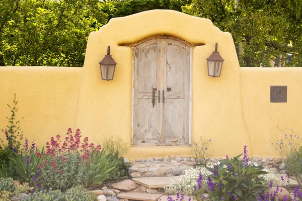 Entryway near Canyon Road in Santa Fe — Stock Photo, Image