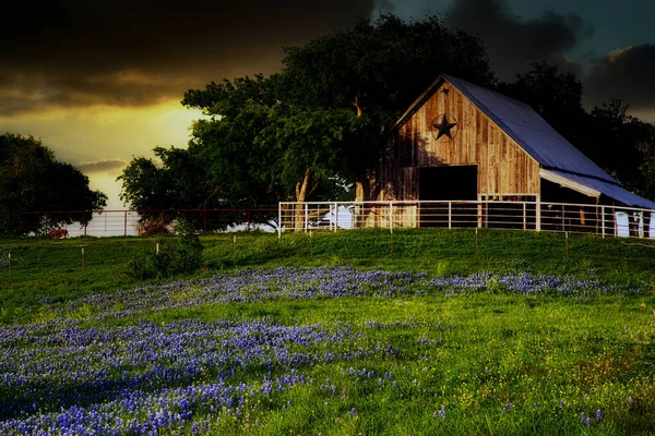 Scheune und Blaunetze Stockfoto