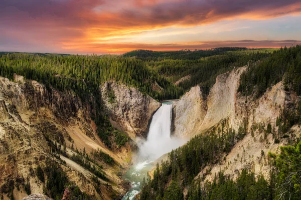 Yellowstone Ulusal Parkı 'ndaki Lower Falls' da gün batımı.