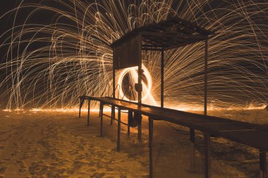 Ateş gösterisi. Gecenin muhteşem yangın performansı..