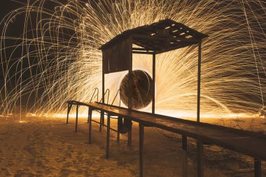 Ateş gösterisi. Gecenin muhteşem yangın performansı..