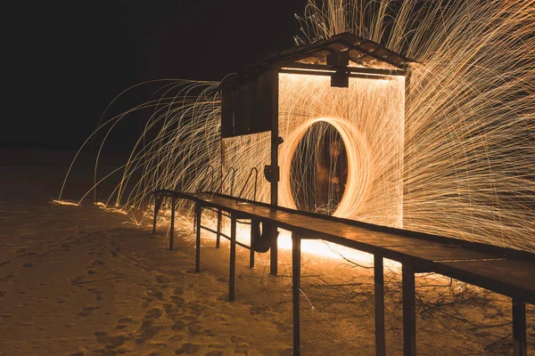 Ateş gösterisi. Gecenin muhteşem yangın performansı..