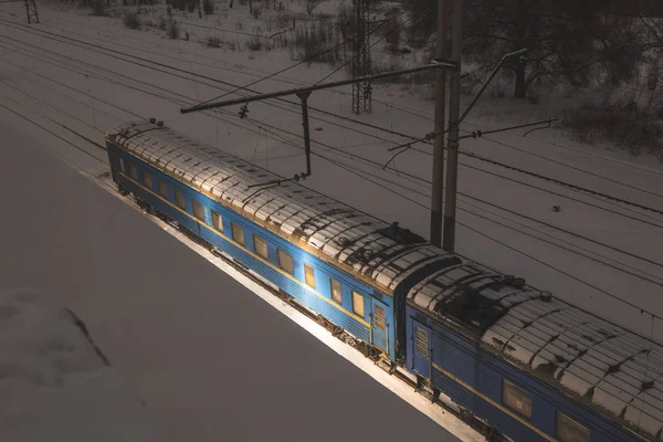 Tren en la estación de tren — Foto de Stock