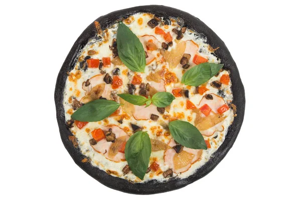 Siyah pizza Mozzarella peyniri, mantar, domates, fesleğen ve beyaz arka plan üzerinde izole et