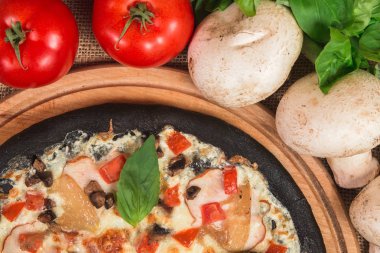 Siyah pizza Mozzarella peyniri, mantar, domates, fesleğen ve et 