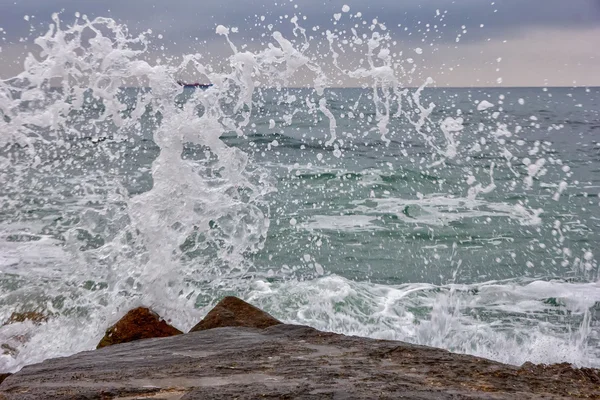 Aplastado en las rocas —  Fotos de Stock