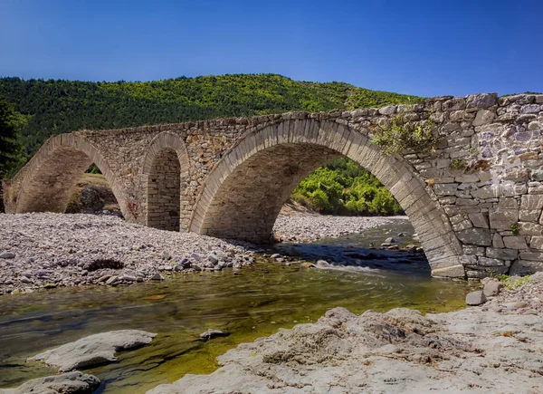 Dagweergave van oude Romeinse stenen brug — Stockfoto