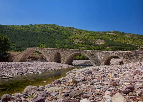 Oude Romeinse stenen brug — Stockfoto