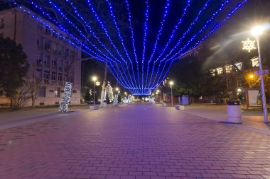 Şehir üzerinde Noel ve yeni yıl tatilleri için aydınlatma