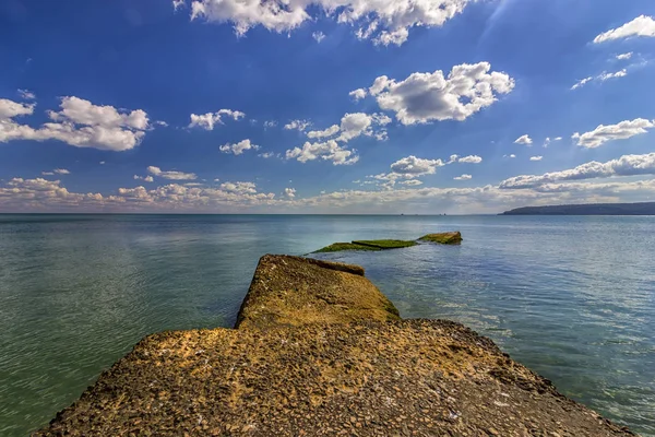Η καθημερινή θέα του ομορφιά με σύννεφα στη θάλασσα βράχια και νερά — Φωτογραφία Αρχείου