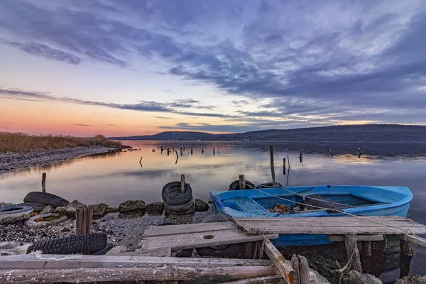 Paesaggio emozionante su un lago — Foto Stock