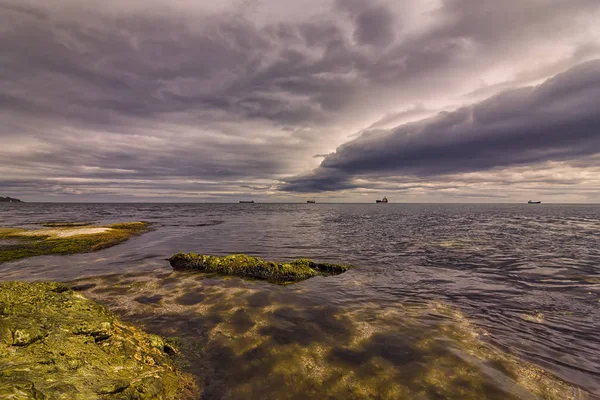 Paesaggio marino con nuvole tempestose — Foto Stock