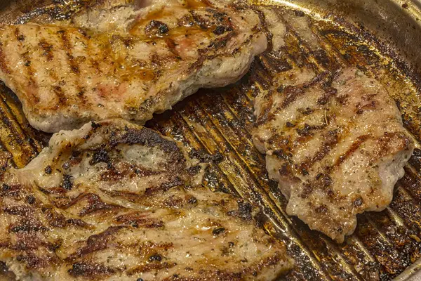 新鮮な肉を焼くこと — ストック写真