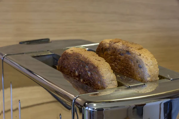Тостер з підсмаженим хлібом — стокове фото