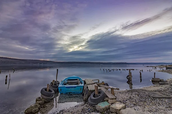 Aan een meer met houten pier en boot . — Stockfoto