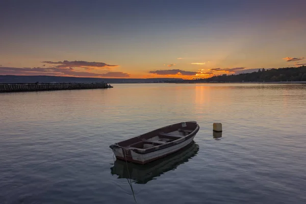 Boot in kalm water bij zonsondergang — Stockfoto